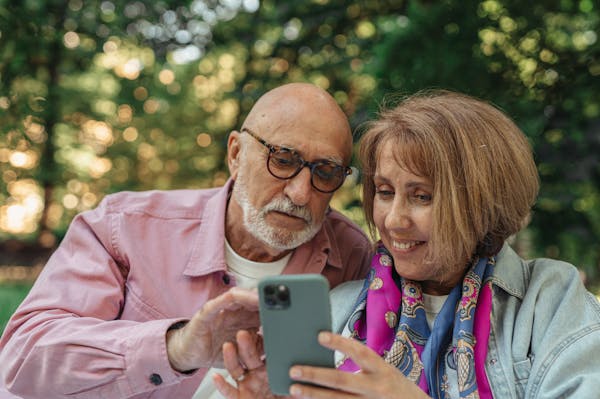 Pareja de mayores que encuentran su seguro de decesos sin problemas.