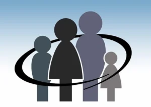 Familia tranquila protegida por un seguro de decesos