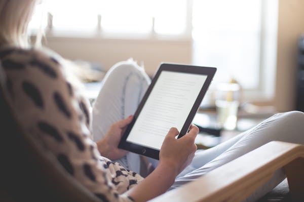 Conociendo novedades al leer guia de seguros de decesos 2026 en tablet.