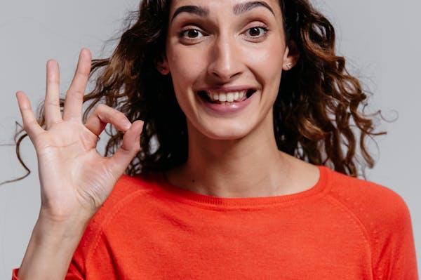 Mujer sin problemas por cambiar de compañía de seguro de decesos con todos sus derechos y antigüedad ok.