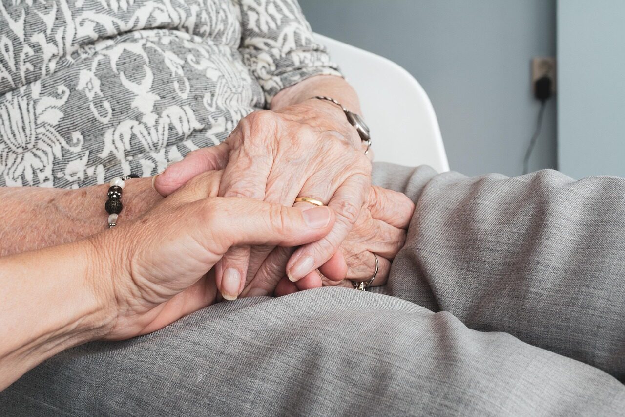 Personas que están más tranquilas con un seguro decesos mayores de 70