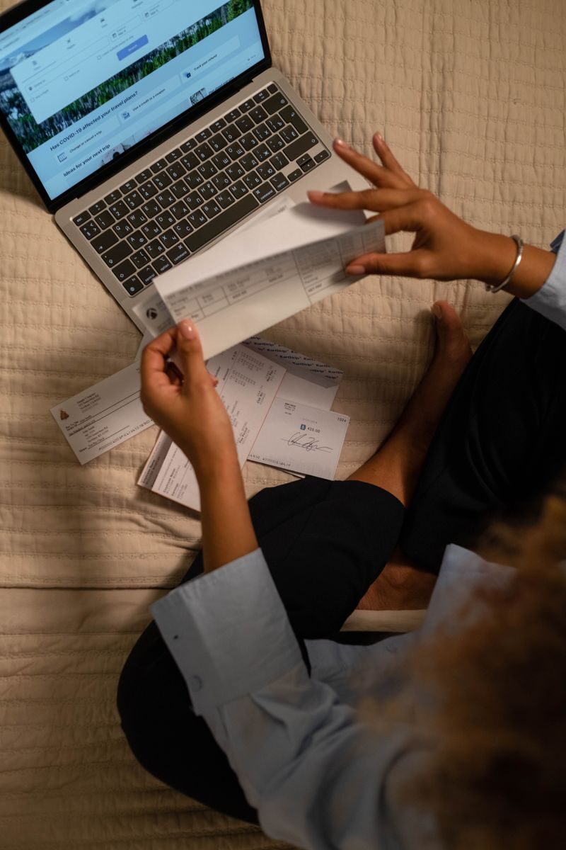 Mujer revisando en factura si tiene prima natural o nivelada en decesos