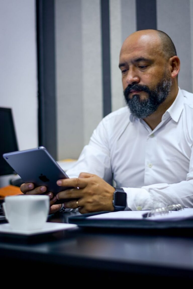 Familiar informándose sobre cómo comunicar el fallecimiento a la Seguridad Social