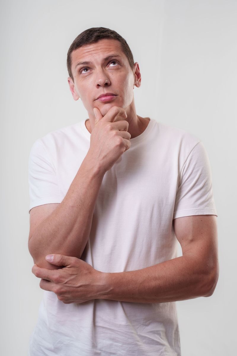 Hombre joven pensando en dudas sobre diferencia entre seguro de vida y seguro de decesos