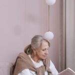 Mujer informándose para evitar errores al contratar un seguro de decesos